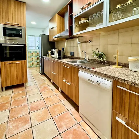 Casa Familiar Junto Al De La Encantada Con Zona De Juegos, Bbq Y Cine Vakantiehuis