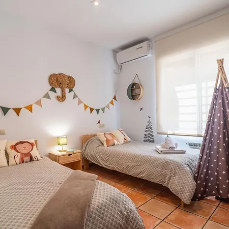 Сasa de vacaciones Casa Familiar Junto Al De La Encantada Con Zona De Juegos, Bbq Y Cine *