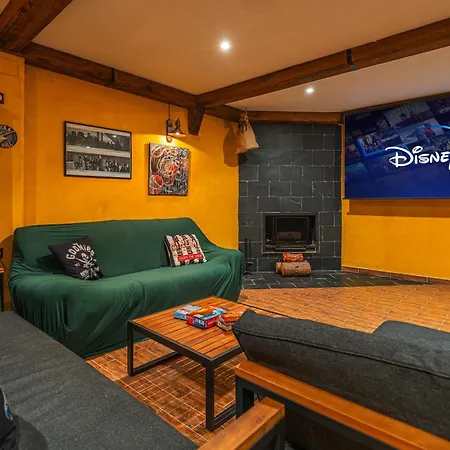 Casa Familiar Junto Al Con Zona De Juegos, Cine Y Bbq *