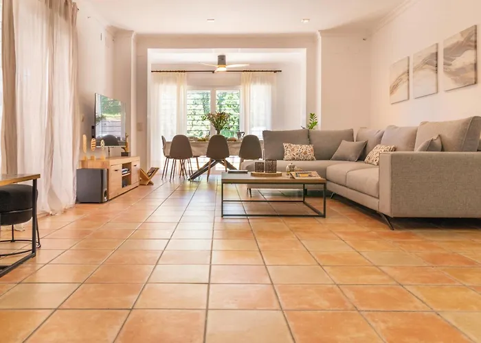 Casa Familiar Junto Al Con Zona De Juegos, Cine Y Bbq