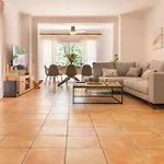 Casa Familiar Junto Al Con Zona De Juegos, Cine Y Bbq